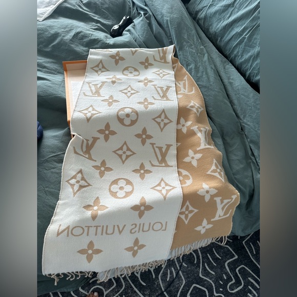 Brand new louis vuitton scarf - Picture 4 of 4